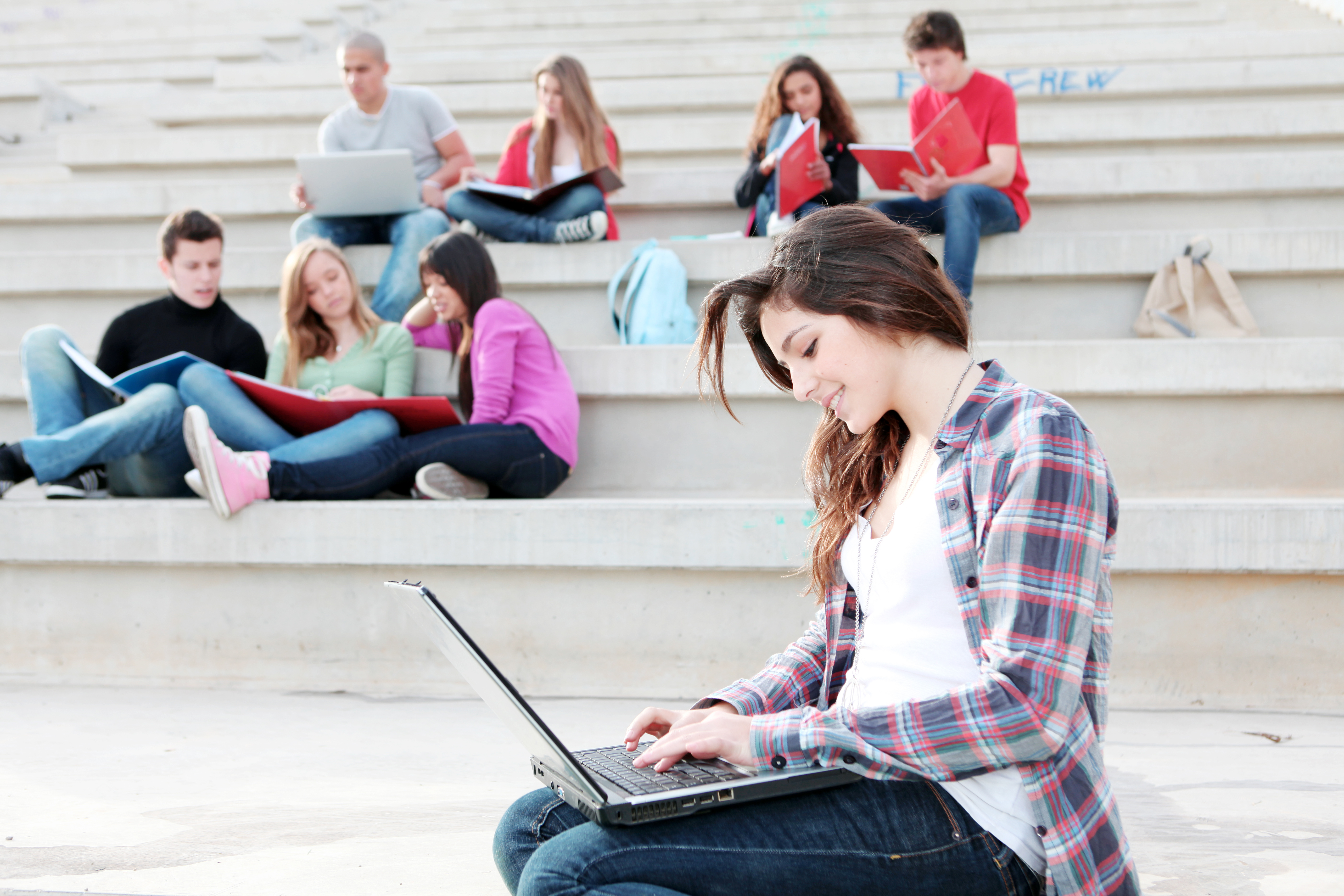 Дистант студенты. Студент с ноутбуком. Студентка с ноутбуком. Студенты в кампусе. Молодежь за ноутбуком.